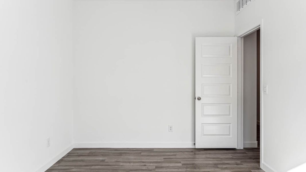 Spacious, unfurnished interior of a new home in Quail Ranch, San Tan Valley (Image 33).