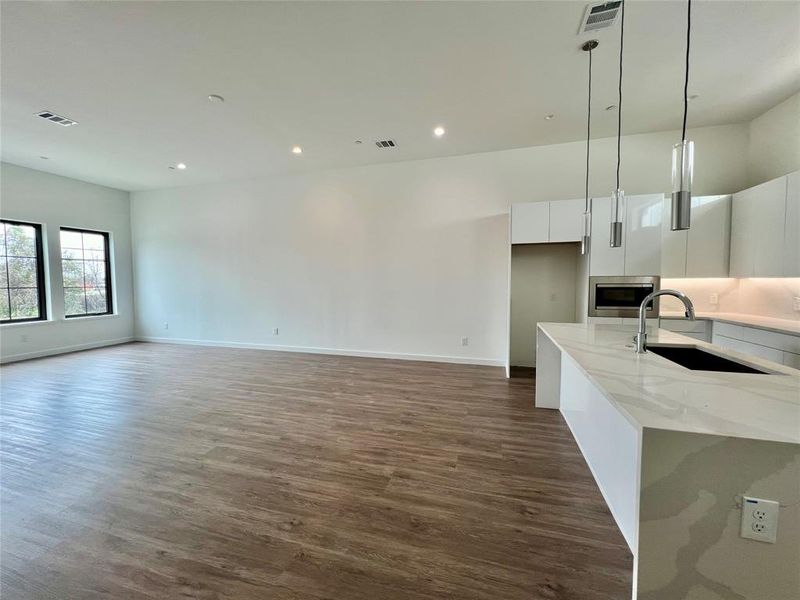 Spacious, unfurnished interior of a new home in , Dallas (Image 11).