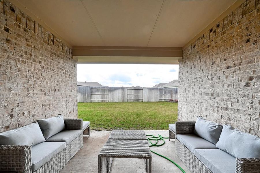 Exterior details and patio area of a home in Lago Mar, Texas City (Image 3).