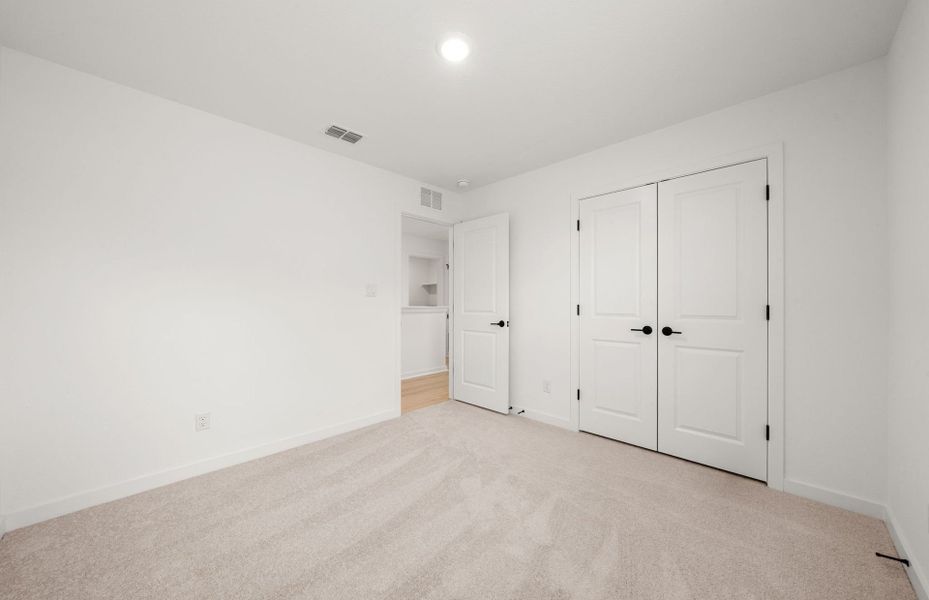Spacious, unfurnished interior of a new home in Sunfield, Buda (Image 46).