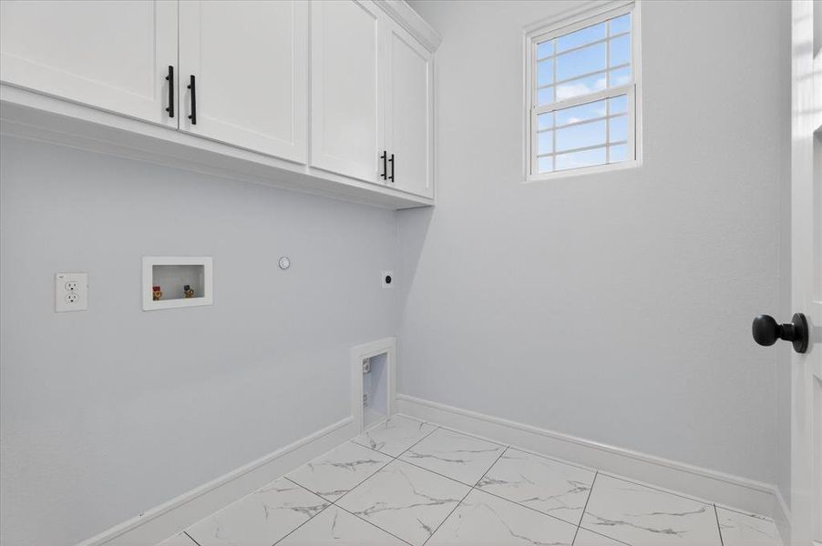 Spacious, unfurnished interior of a new home in , Celeste (Image 20).