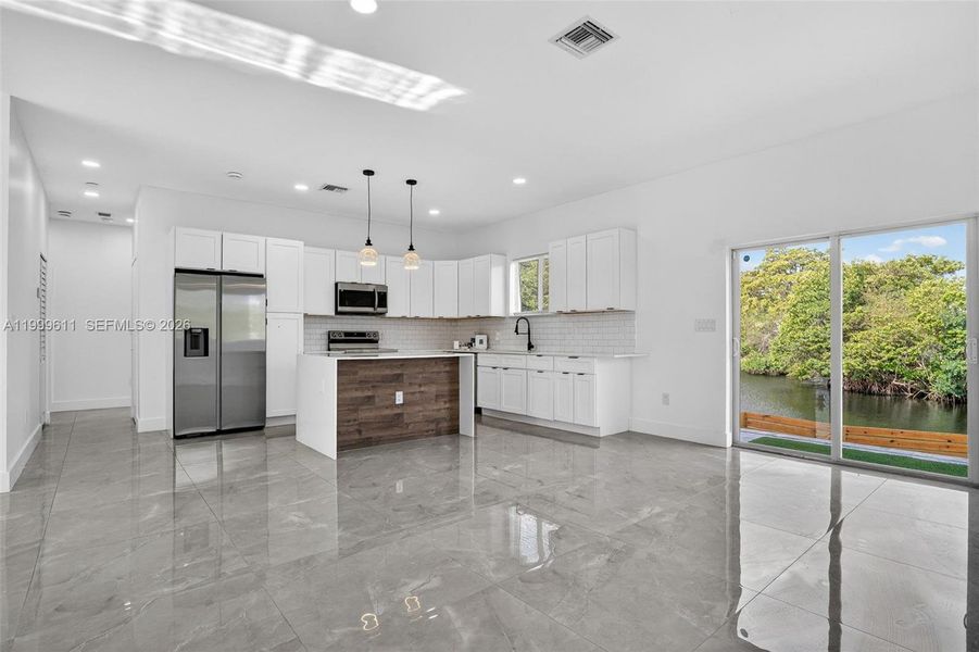 Spacious, unfurnished interior of a new home in , Fort Lauderdale (Image 35).