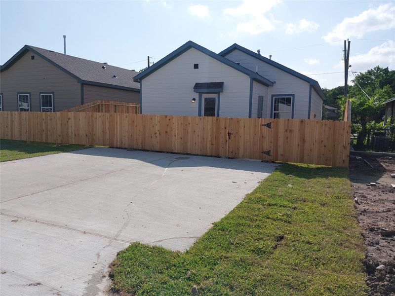Exterior details and patio area of a home in , Houston (Image 16).