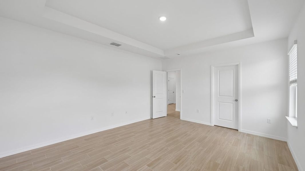 Spacious, unfurnished interior of a new home in Port Charlotte, Port Charlotte (Image 30).