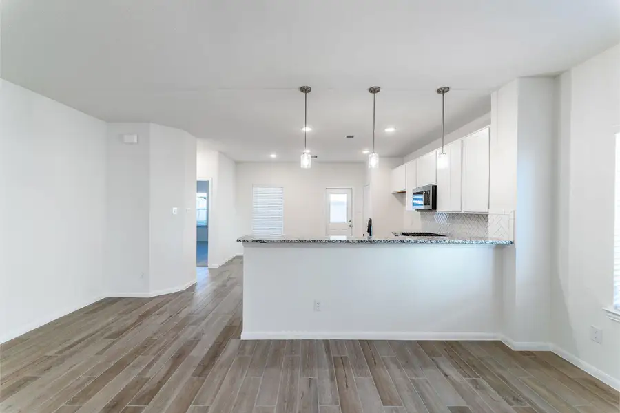 Spacious, unfurnished interior of a new home in Cielo, Conroe (Image 5).