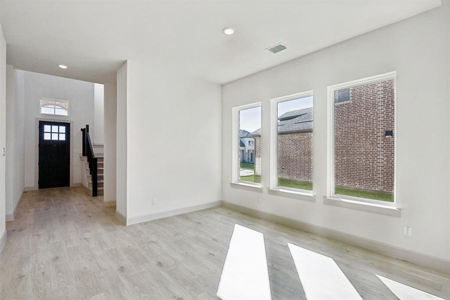 Whether it's vibrant dinner parties or cozy family meals, this dining room fits all occasions! Whether it's vibrant dinner parties or cozy family meals, this dining room fits all occasions!