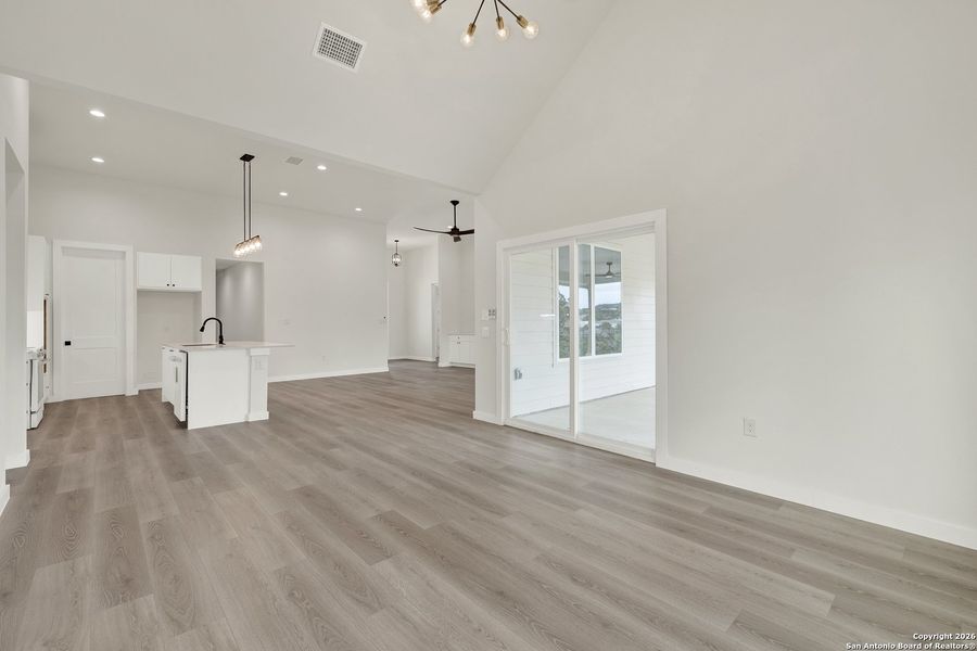 Spacious, unfurnished interior of a new home in , Canyon Lake (Image 32).