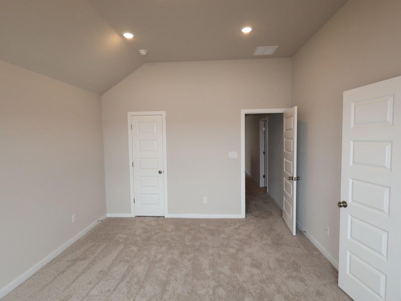 Spacious, unfurnished interior of a new home in Heritage, Dripping Springs (Image 8).
