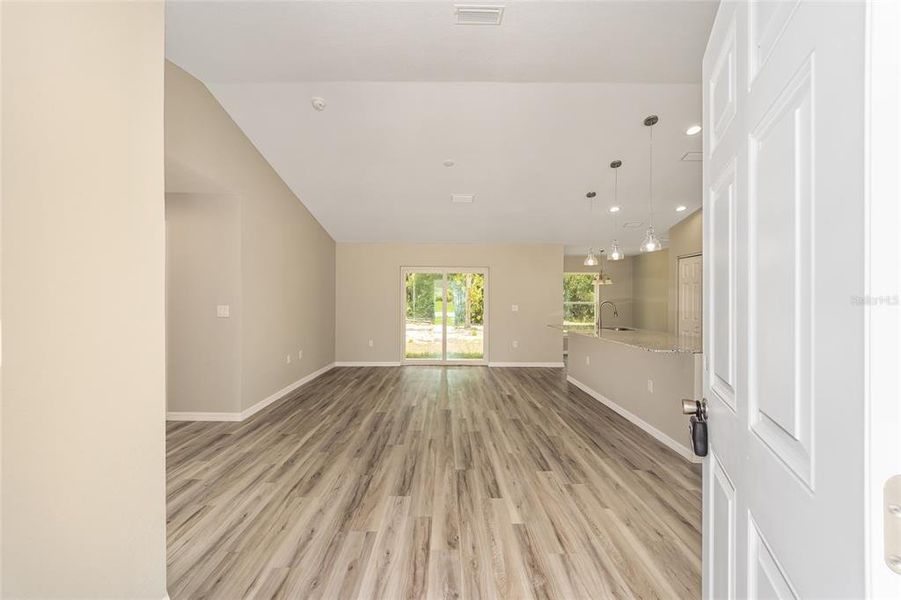 Spacious, unfurnished interior of a new home in , Dunnellon (Image 5).