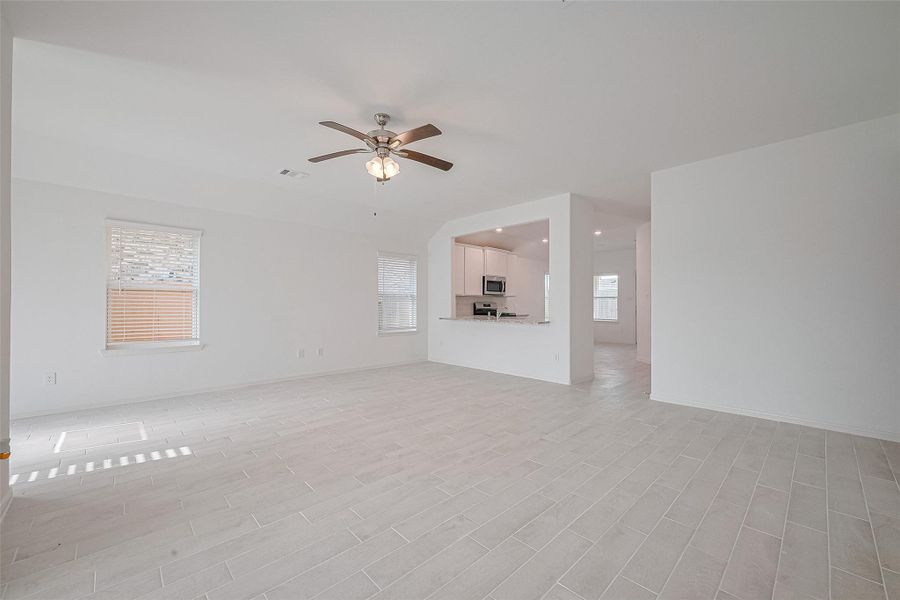 Spacious, unfurnished interior of a new home in Lago Mar, Texas City (Image 22).