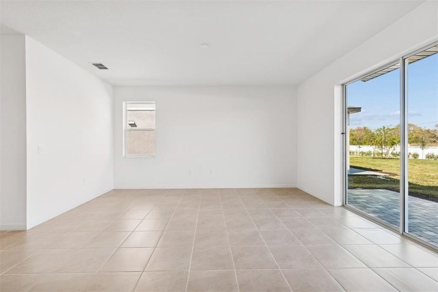 Spacious, unfurnished interior of a new home in Southpointe, Palmetto (Image 15).