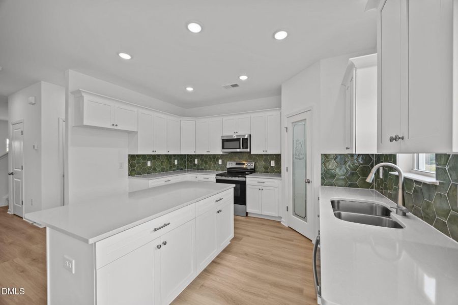 22-web-or-mls-IMG_2544 22-web-or-mls-IMG_2544