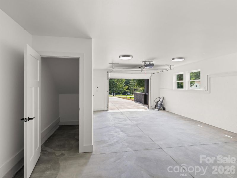 Spacious, unfurnished interior of a new home in , Hendersonville (Image 33).