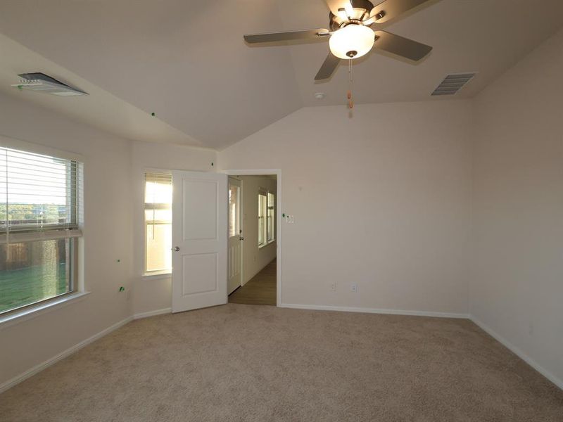 Spacious, unfurnished interior of a new home in Sanderos, Fort Worth (Image 9).