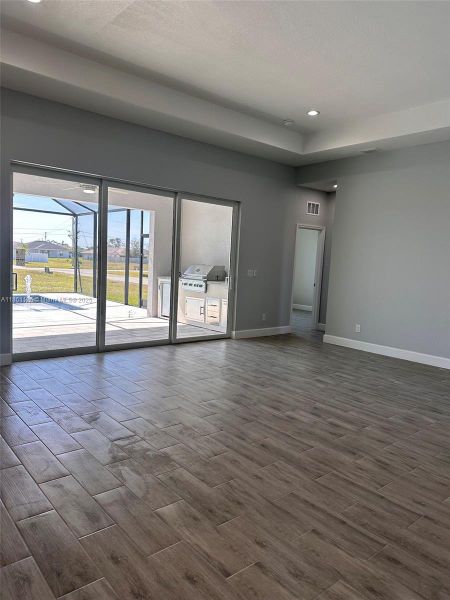 Spacious, unfurnished interior of a new home in , Cape Coral (Image 8).