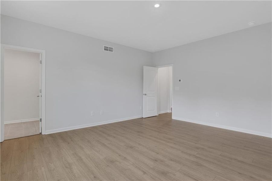 Spacious, unfurnished interior of a new home in Cambridge at Steels Bridge, Canton (Image 43).