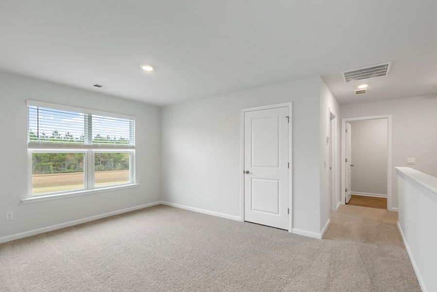 Spacious, unfurnished interior of a new home in Carolina Groves, Moncks Corner (Image 17).