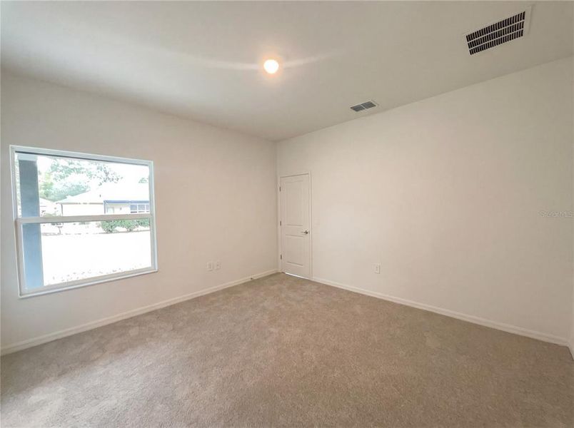 Spacious, unfurnished interior of a new home in Grand Park, Dunnellon (Image 16).