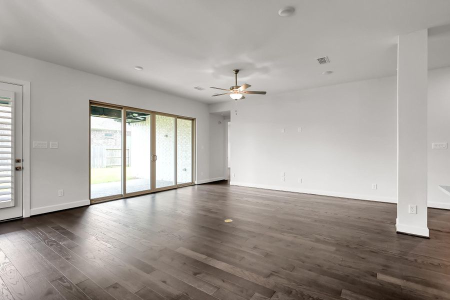 Spacious, unfurnished interior of a new home in The Meadows at Imperial Oaks, Conroe (Image 15). Spacious, unfurnished interior of a new home in The Meadows at Imperial Oaks, Conroe (Image 15).