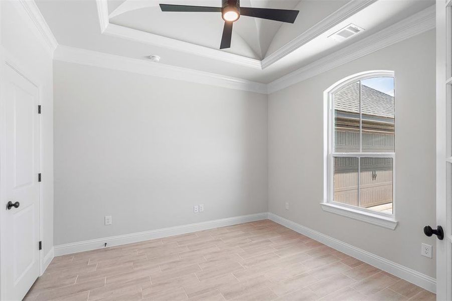 Spacious, unfurnished interior of a new home in Pecan Plantation, Granbury (Image 31).