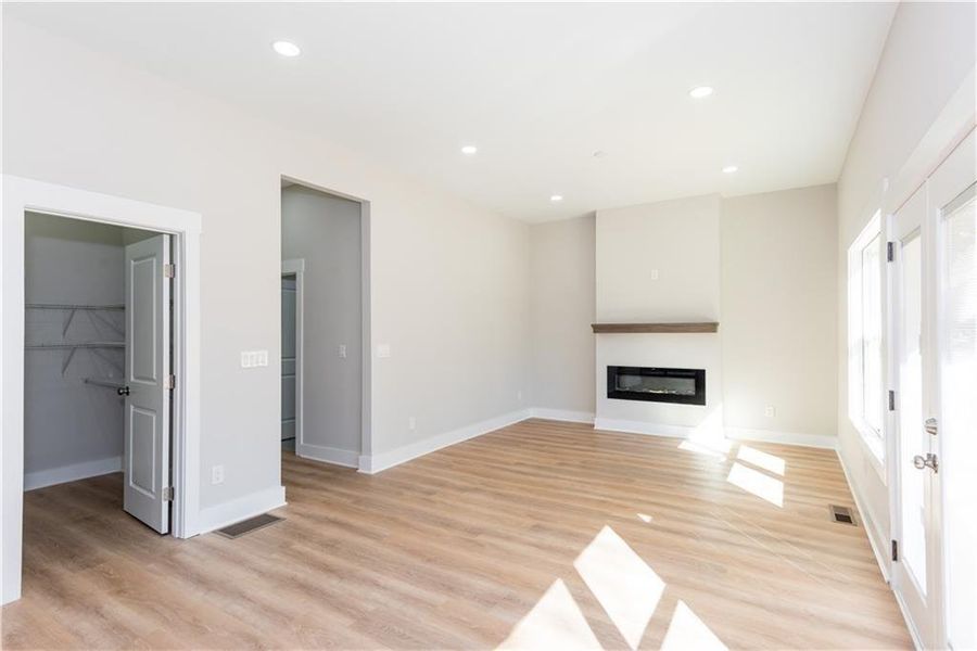 Spacious, unfurnished interior of a new home in , East Point (Image 18).