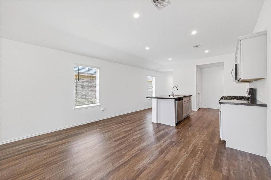 Spacious, unfurnished interior of a new home in Breckenridge Forest, Spring (Image 33).
