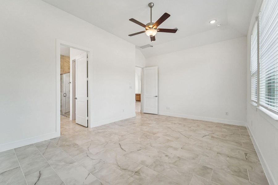 Spacious, unfurnished interior of a new home in Kresston, Montgomery (Image 29).