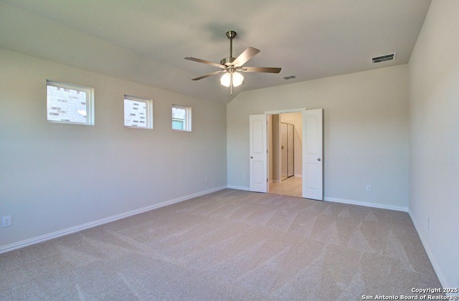 Spacious, unfurnished interior of a new home in Sunflower Ridge, New Braunfels (Image 8).