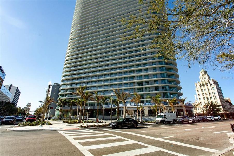 Condo located in St. Petersburg, FL showcasing its design and architecture (Image 19).