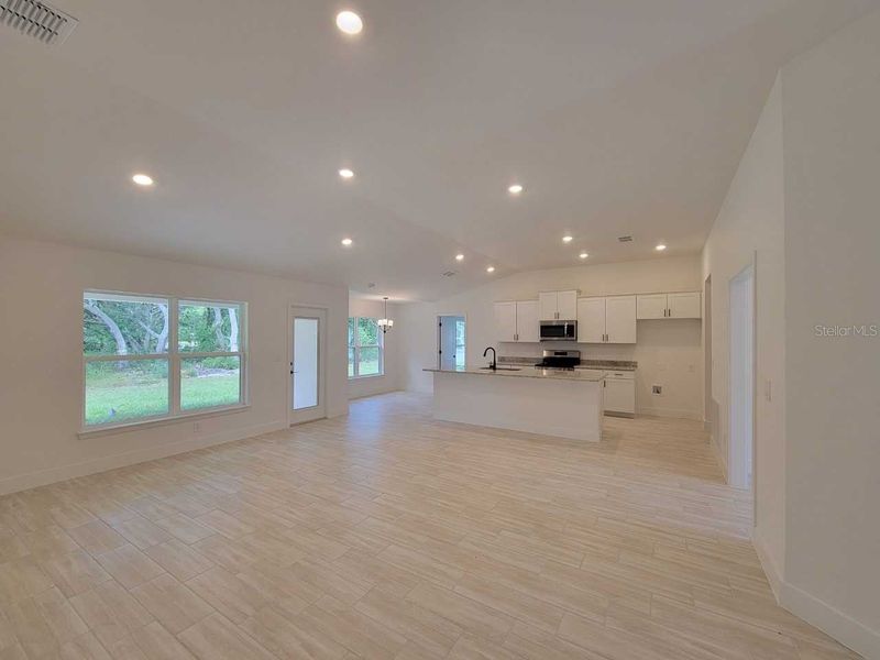 Spacious, unfurnished interior of a new home in Marion Oaks, Ocala (Image 11).