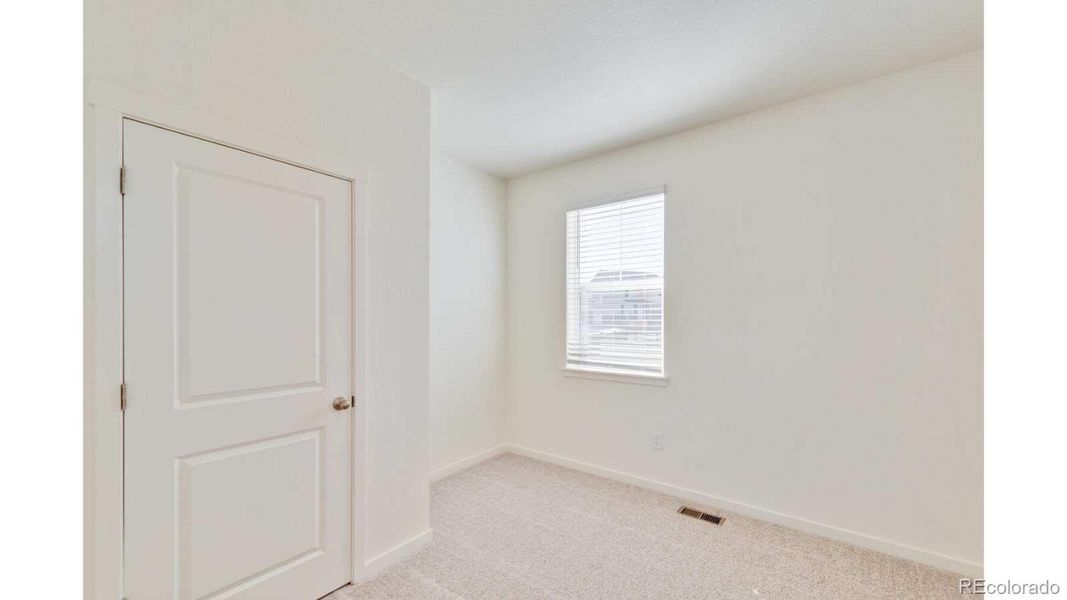 Spacious, unfurnished interior of a new home in The Ridge at Lorson Ranch, Colorado Springs (Image 10).