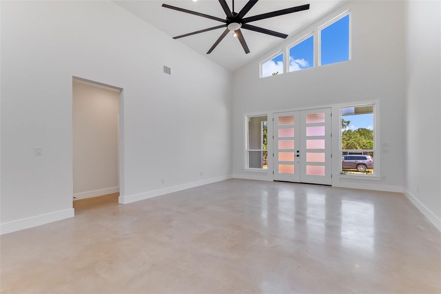 Spacious, unfurnished interior of a new home in , Marble Falls (Image 19).