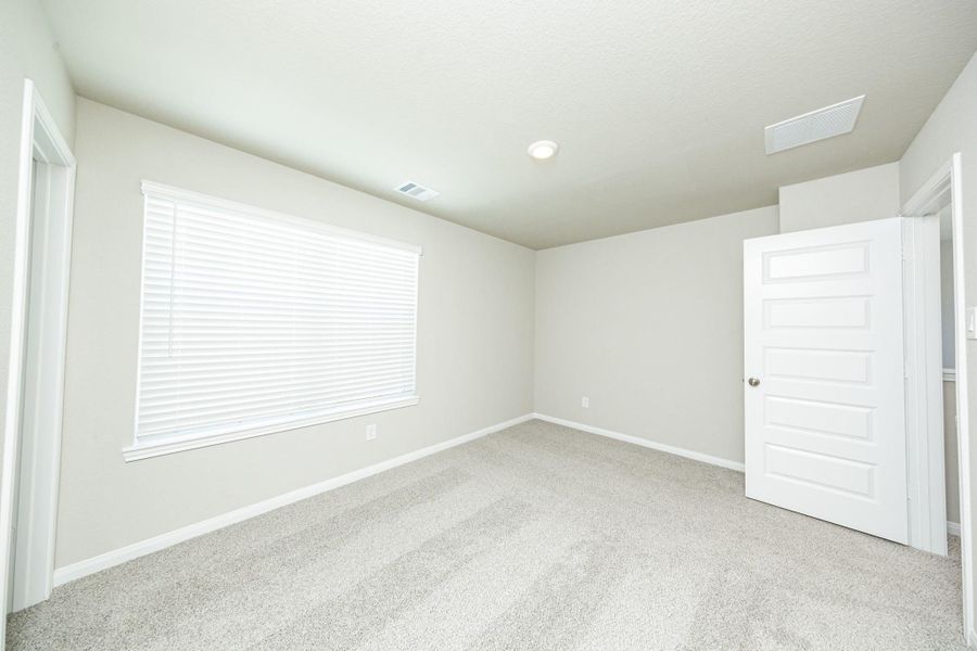 Spacious, unfurnished interior of a new home in River's Edge, Conroe (Image 20).