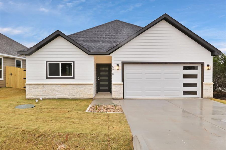 Exterior details and patio area of a home in , Granbury (Image 3).