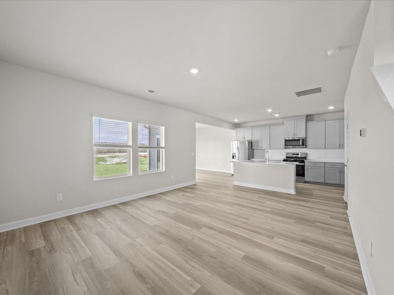 Spacious, unfurnished interior of a new home in Village at White Pine, Pendleton (Image 9).