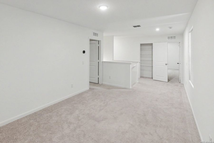Spacious, unfurnished interior of a new home in Hennersby Hollow, San Antonio (Image 18).