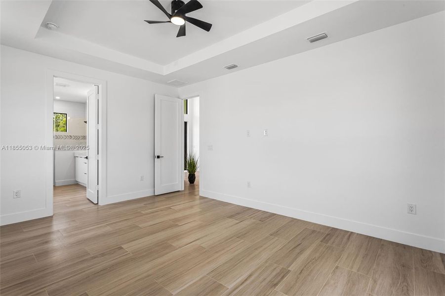 Primary Suite w/ Beautiful En Suite Bathroom Primary Suite w/ Beautiful En Suite Bathroom