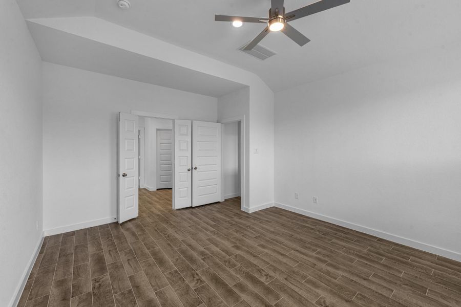 Spacious, unfurnished interior of a new home in Grand Mason Crossing, Katy (Image 18).