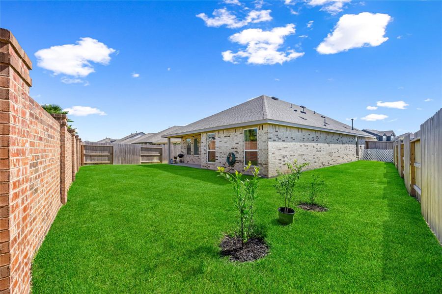 Exterior details and patio area of a home in Lago Mar, Texas City (Image 3).