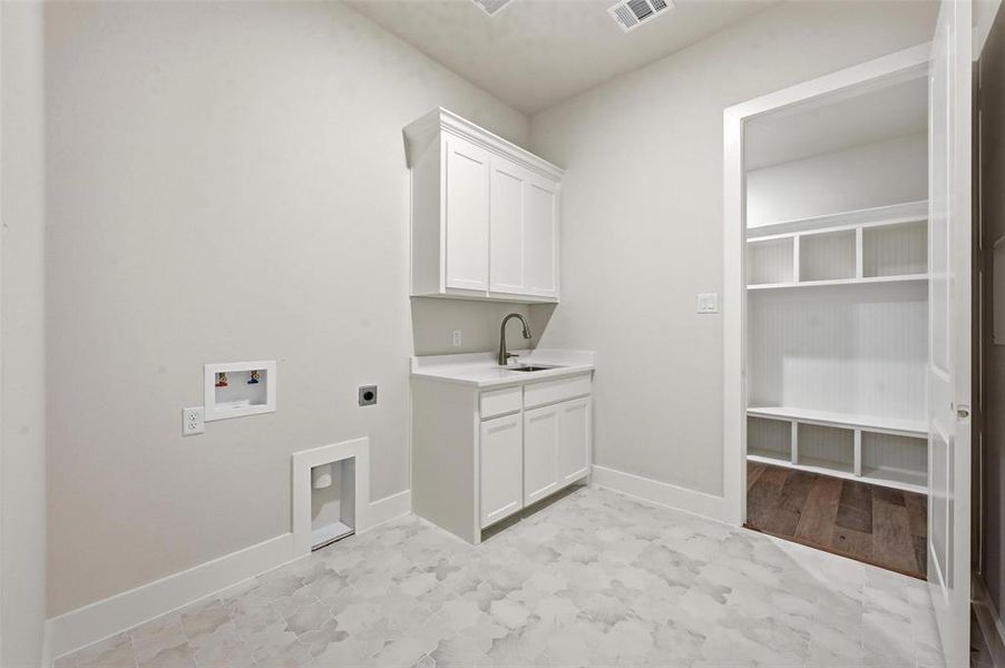 Furnished interior view inside a new home in , Aledo (Image 17).