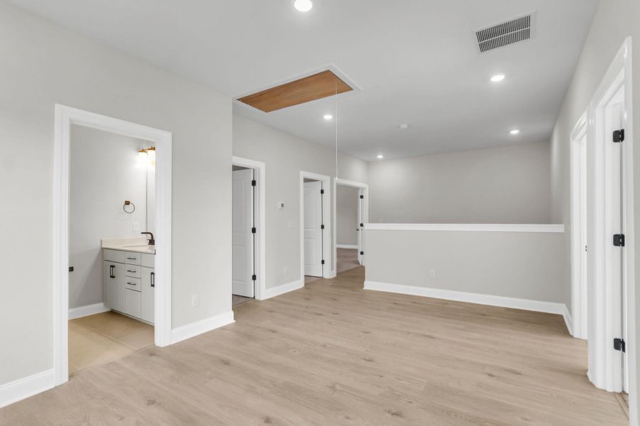 Spacious, unfurnished interior of a new home in Tidewater at Lakes of Cane Bay, Summerville (Image 18).