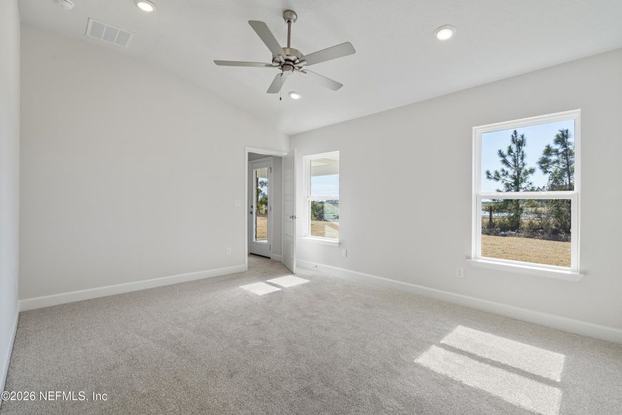 Spacious, unfurnished interior of a new home in , Green Cove Springs (Image 15).