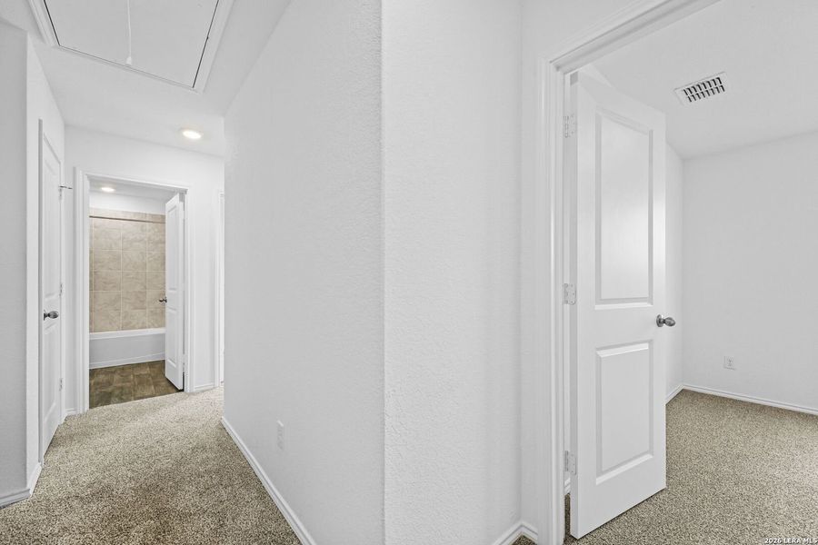 Spacious, unfurnished interior of a new home in Avenida, Converse (Image 21).