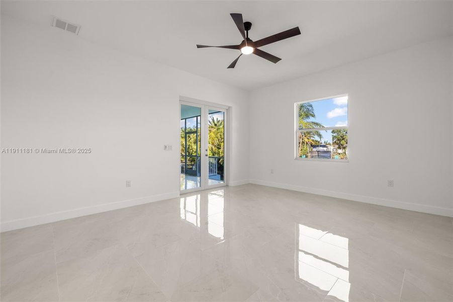 Spacious, unfurnished interior of a new home in , Fort Myers (Image 33).