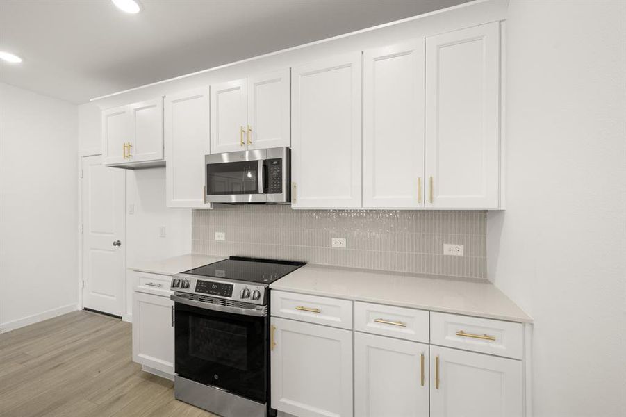 10_7625 Dakota- Kitchen-4