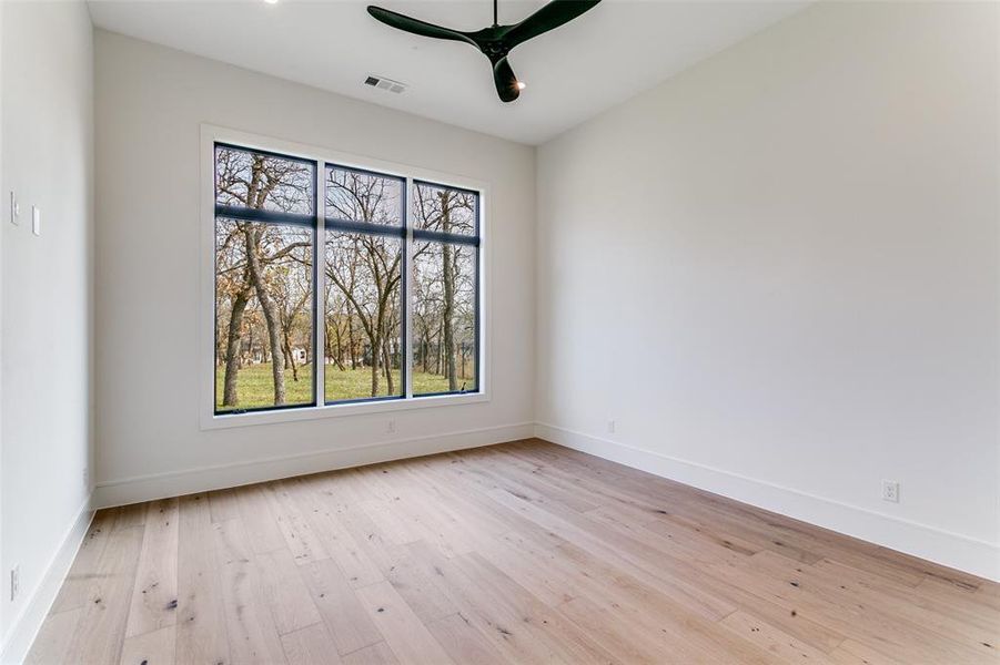 Downstairs spacious guest bedroom with full bath. Downstairs spacious guest bedroom with full bath.