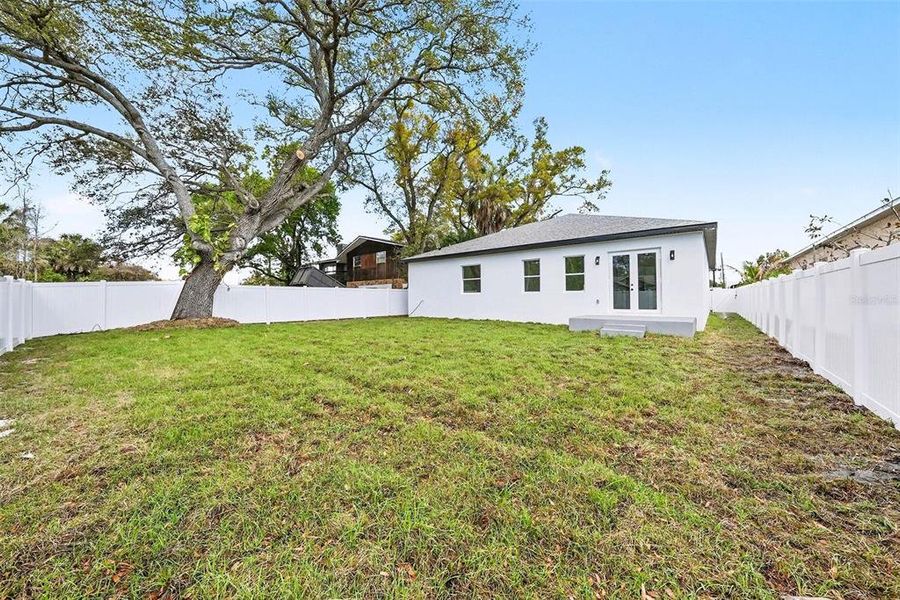 Exterior details and patio area of a home in , St. Petersburg (Image 4).