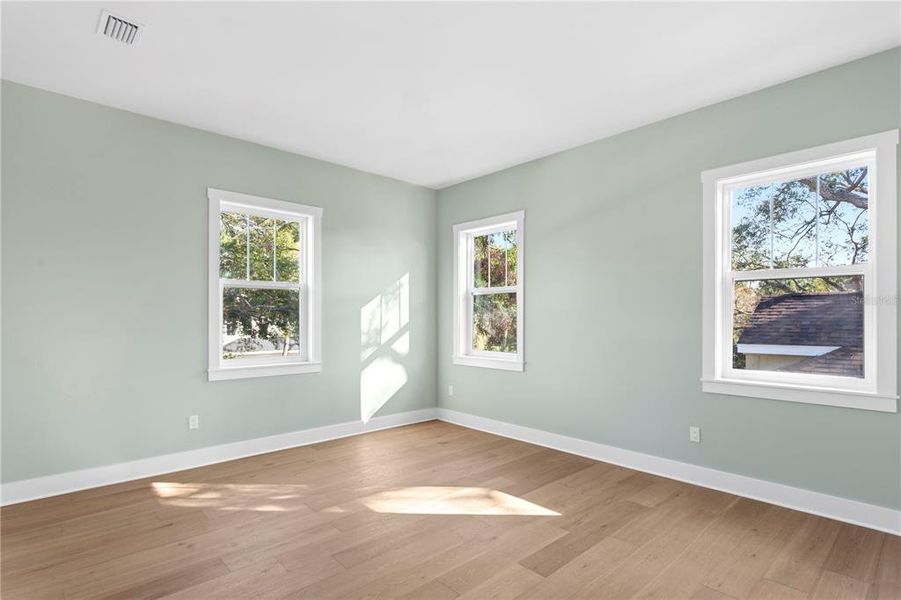 Spacious, unfurnished interior of a new home in , Tampa (Image 26).