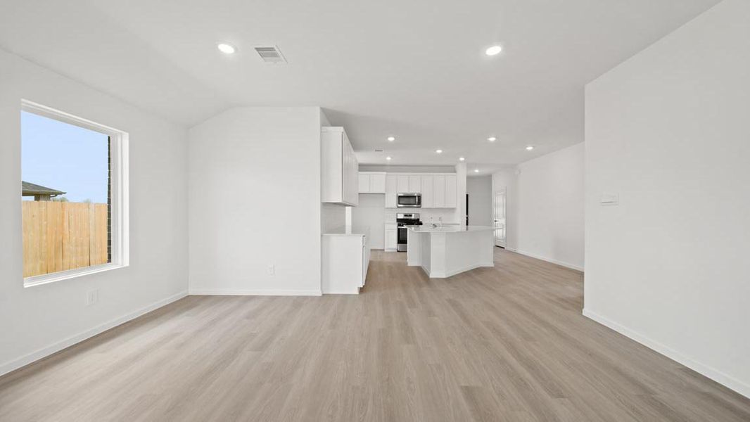 Spacious, unfurnished interior of a new home in Sunterra Lakes, Brookshire (Image 13).