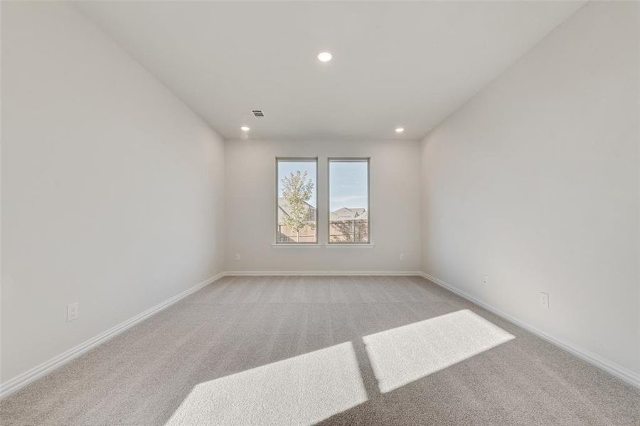 Spacious, unfurnished interior of a new home in Villages of Hurricane Creek, Anna (Image 26).